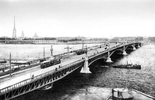 Троицкий мост через Неву.